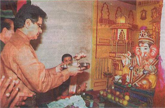 Indian cinestar Jeetendra Kapoor performs Aarti upon an idol of the demon Ganapati