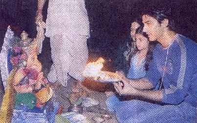 Indian singer and T.V. actor, Vikas Bhalla performing 'Aarti' on an idol of the demon Ganapati
